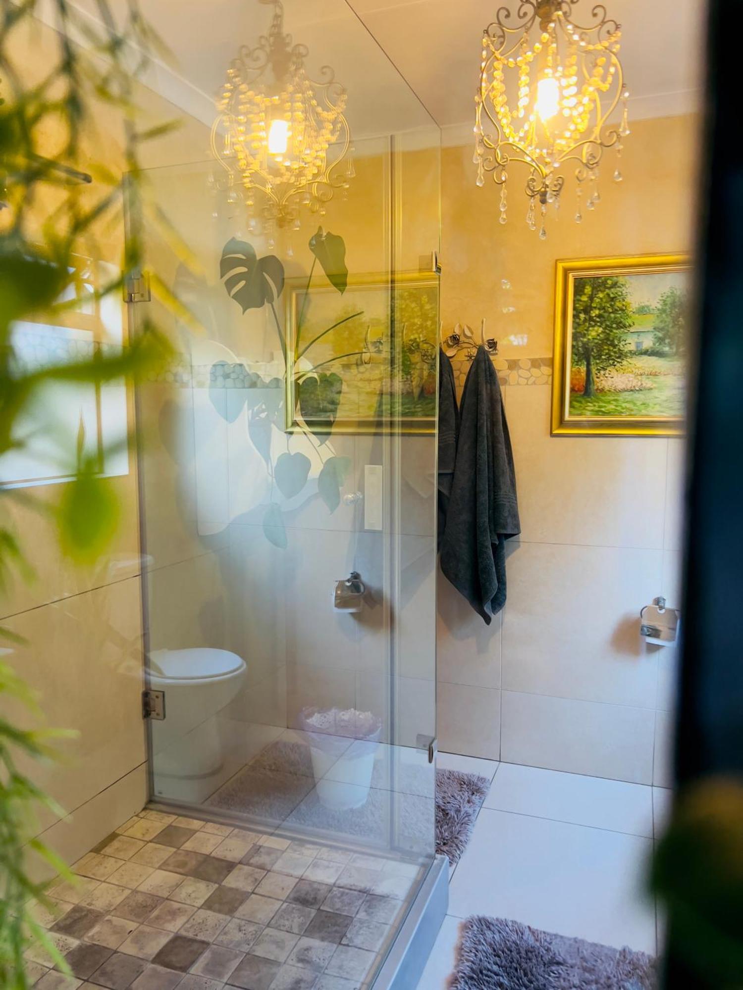 Art-Inspired Bedroom Close To Cbd Mossel Bay Luaran gambar